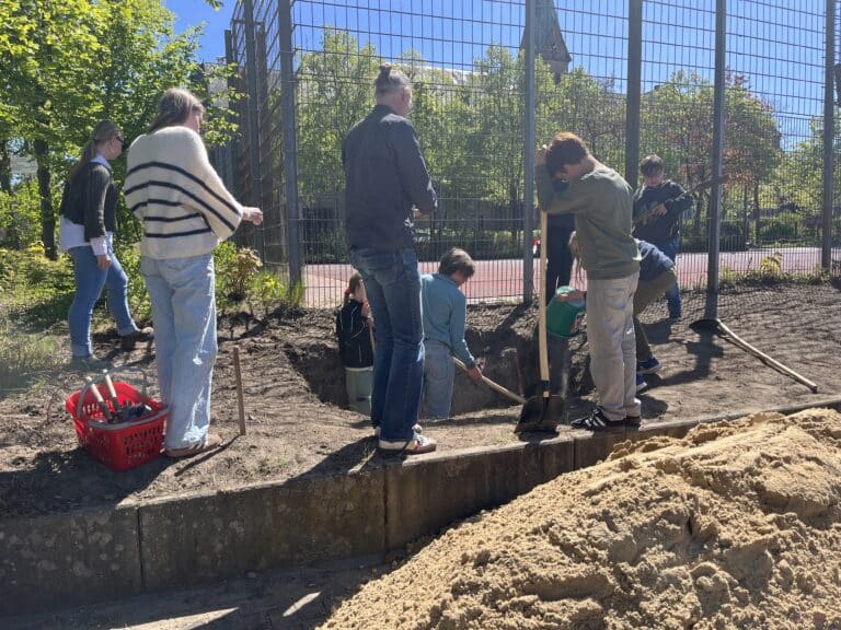 Schülerinnen und Schüler der Imker-AG beim Bau des Sandariums zum Schutz der Wildbienen/ Foto: Mailin Goldkamp in Haste