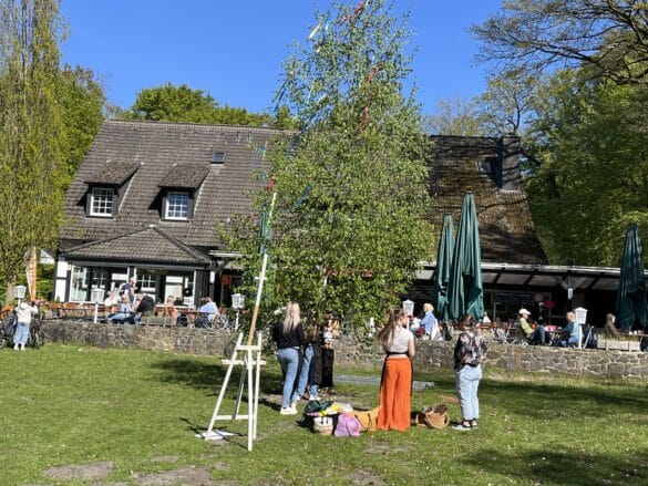 Maibaum gestalten vor dem Café am Rubbenbruchsee/ Foto: Mailin Goldkamp