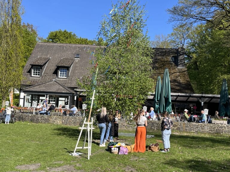Maibaum gestalten vor dem Café am Rubbenbruchsee/ Foto: Mailin Goldkamp in Eversburg