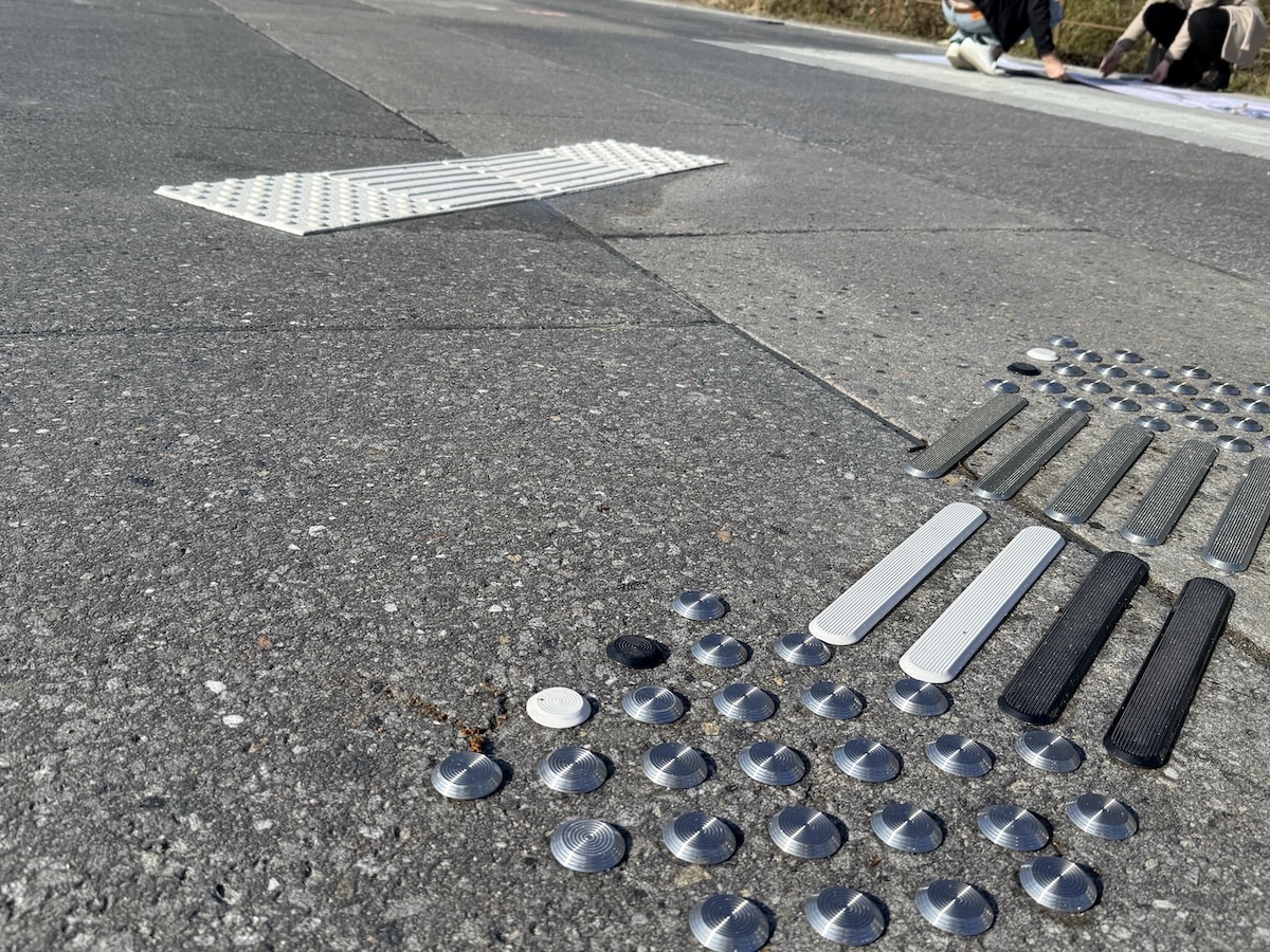 Das Inklusionsbüro wollte "Edelstahl geschraubt", mit einer extra Bohrung für jede Noppe – die billigere Standardlösung sieht man im Hintergrund