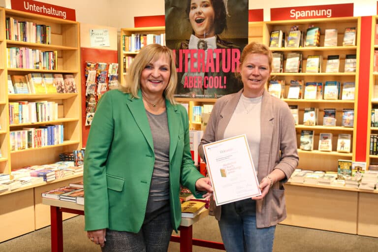 Bürgermeisterin Dagmar Bahlo überbrachte Sedlmair-Inhaberin Christina Pohlmann im Namen der Stadt Georgsmarienhütte Glückwunsche zur Auszeichnung der Buchhandlung mit dem Deutschen Buchhandlungspreis. / Foto: Stadt Georgsmarienhütte/ Niklas Otten