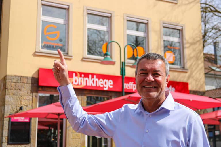 Ab sofort sitzt die Stadtmarketing GmbH mit Geschäftsführer Olaf Bick in ihren neuen Räumlichkeiten am Roten Platz – gut sichtbar durch das ebenfalls neue Logo am Fenster. / Foto: Stadtmarketing Georgsmarienhütte GmbH