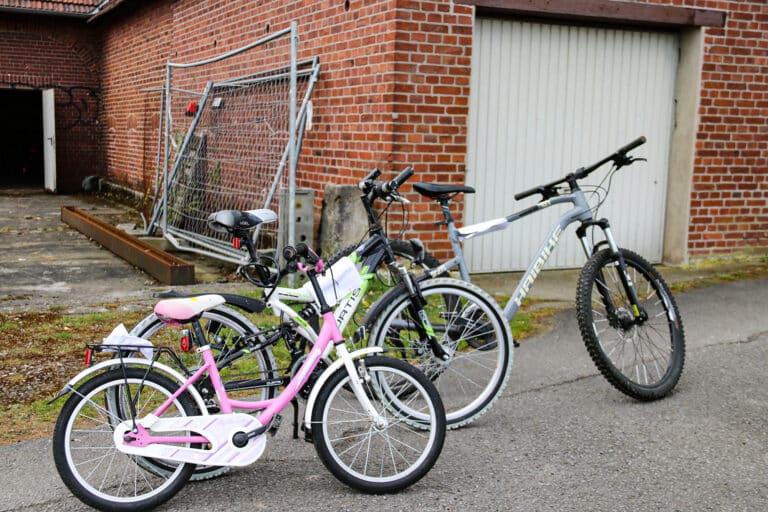 Ein Teil der Räder, die bei der Online-Versteigerung unter den „Hammer“ kommen. Die Ausgabe der Räder erfolgt ausschließlich am 1. Juni im nördlichen Bereich des Parkplatzes „Potthoffs Feld“. / Foto: Stadt Georgsmarienhütte/ Niklas Otten