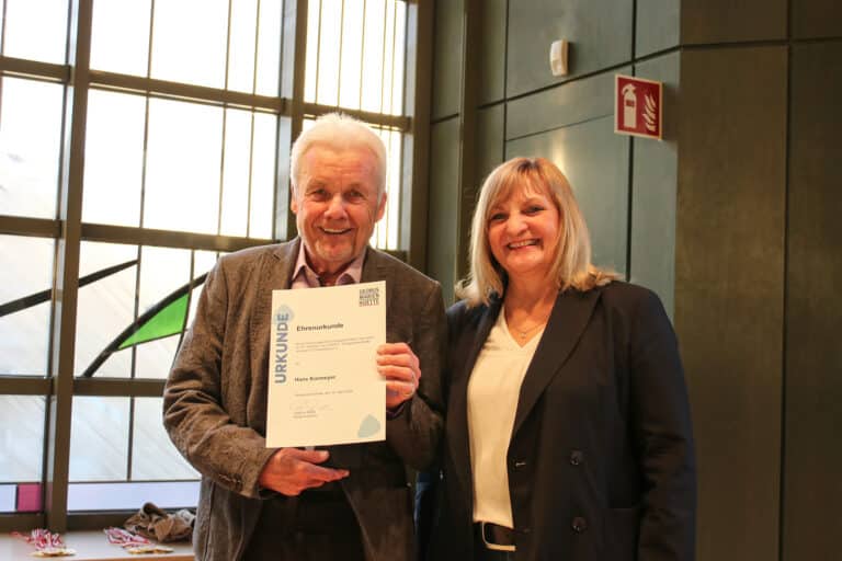 Ein Urgestein des Georgsmarienhütter Sports: Hans Kormeyer bekam eine Ehrenurkunde aus den Händen von Bürgermeisterin Dagmar Bahlo überreicht.