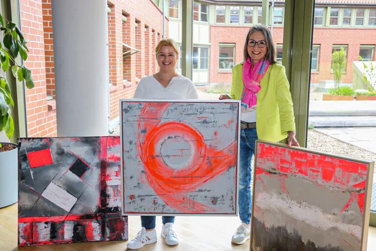 Präsentieren gemeinsam die neue Ausstellung im Rathaus (von links): Gleichstellungsbeauftrage Susanne Härung und Künstlerin Ulrike Claaßen. in Georgsmarienhütte