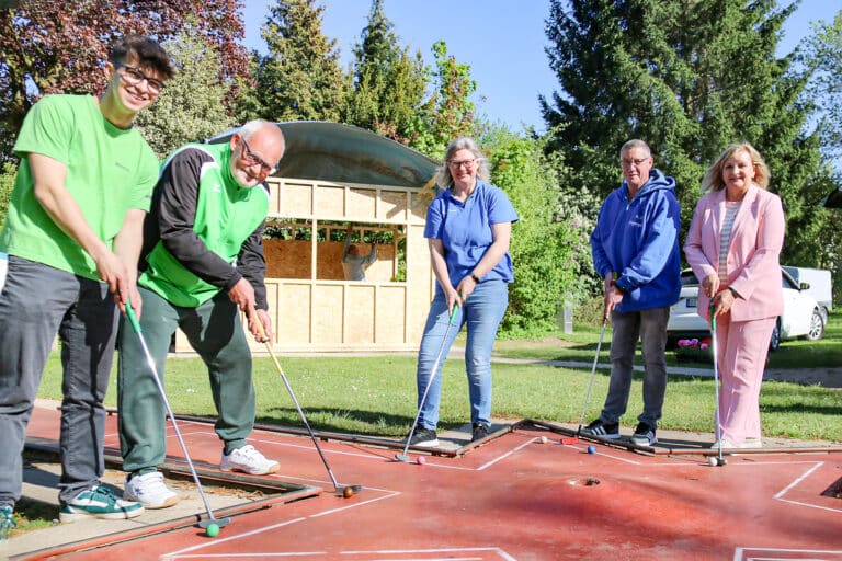 „Coole Schule“ und Minigolf-Club sind startklar für die neue Saison. Im Hintergrund ist auch der neue Verkaufsstand zu sehen. in Georgsmarienhütte