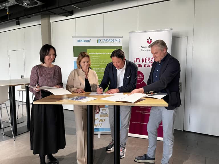 Unterschreiben des Kooperationsvertrags mit (von links) Christina Ahrberg (Geschäftsführende Leitung der Akademie der Hochschule Hannover), Christina Jaax (Geschäftsführerin der Niels-Stensen-Kliniken), Frans Blok und Klaus Beekmann (Geschäftsführer Klinikum Osnabrück)./Foto: Klinikum Osnabrück in Osnabrück (Gesamtstadt)