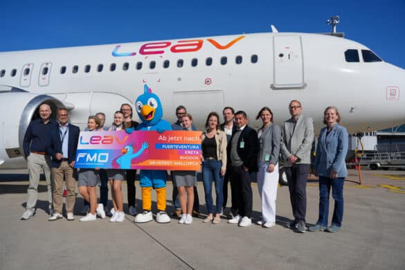 Gemeinsam mit Vertretern der Airline und regionaler Reisebüros begrüßt FMO Geschäftsführer Andrés Heinemann (2.v.l.) die LEAV Aviation Crew feierlich.