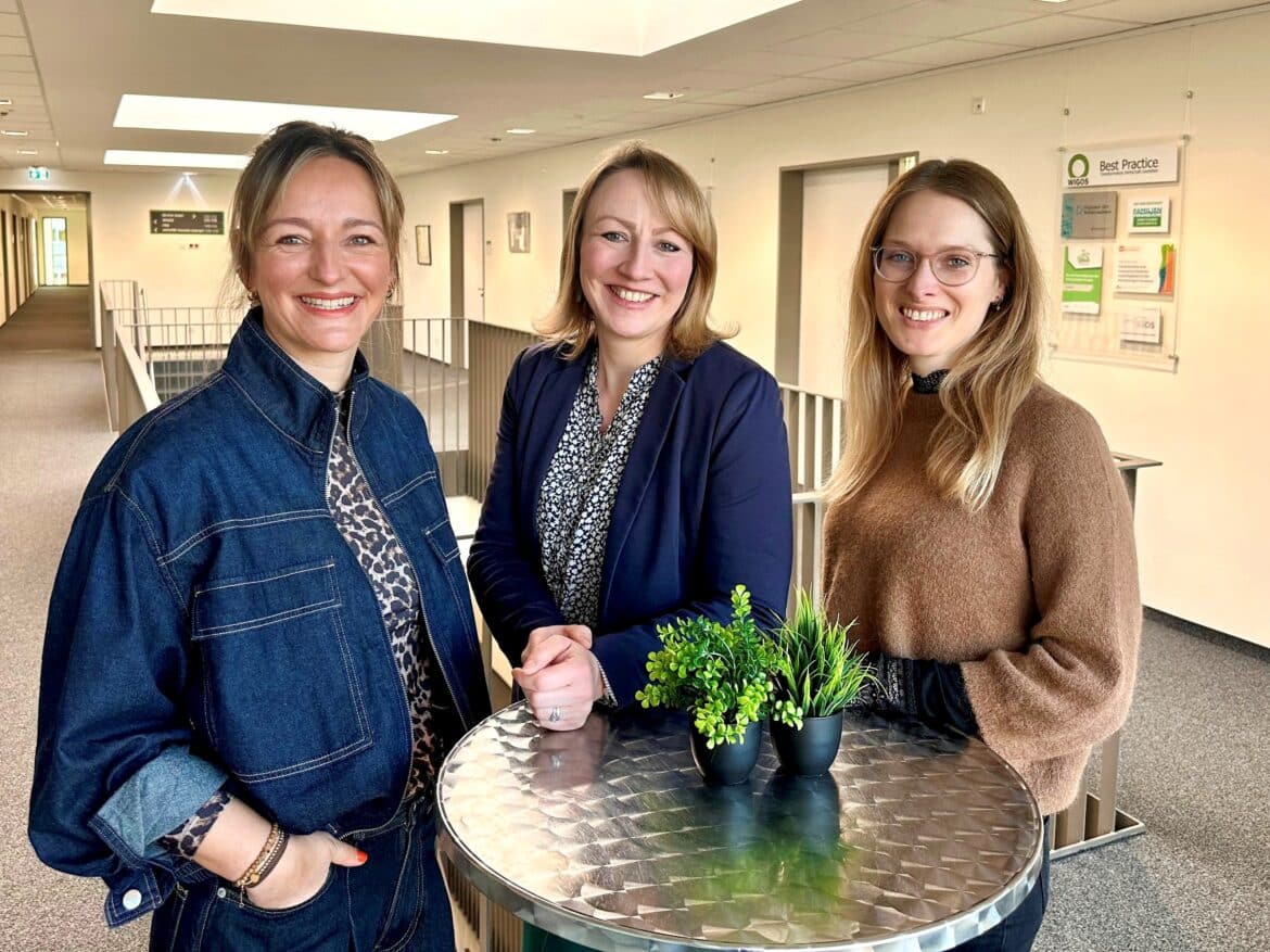 Die Projektverantwortlichen (v. l.) Sandra Schürmann, Leiterin des WIGOS-Fachkräftebüros, Frauke Barske, Integrationsbeauftragte des Landkreises Osnabrück, und Carina Wolf, WIGOS-Fachkräftebüro, unterstützen Unternehmen bei der Gewinnung von ausländischen Talenten. / Foto: Tanja Lengfeld / WIGOS