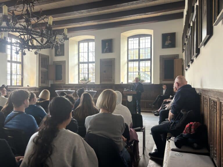 Reinhardt Fulge hält Rede zum 25. Jubiläum des KIDS-Projekts im Friedenssaal des historischen Rathauses. / Foto: Lilli Würdemann in Osnabrück (Gesamtstadt)