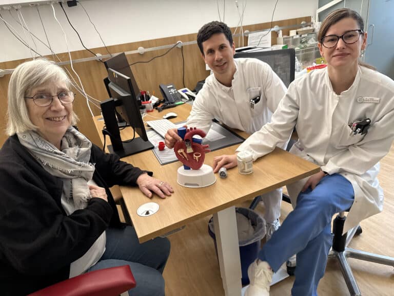 Tavi-Patientin Karin Silger informierte gemeinsam mit Dr. András Móricz (Funktionsoberarzt) und Dr. Luana Wehbe (Fachärztin Kardiologie) über die neue prästationäre Vorbereitung in der Schüchtermann-Klinik (von links) in Bad Rothenfelde