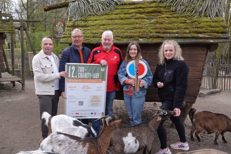 Paul Sieger (AOK Niedersachsen), Gregor Wöstmann (Sportler 4 a childrens world), Detlef Kösters (Sportler 4 a childrens world), Laura Riedel (TSO-DATA) und Jennifer Ludwig (Zoo Osnabrück) freuen sich auf einen tollen 12. Zoo-Charity-Lauf./ Foto: Zoo Osnabrück/Lara Holzkamp in Schölerberg