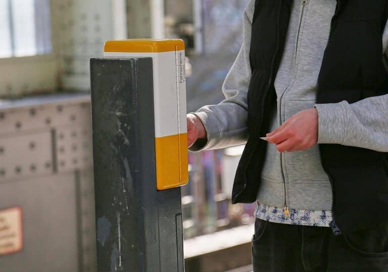 Fahrgast stempelt
