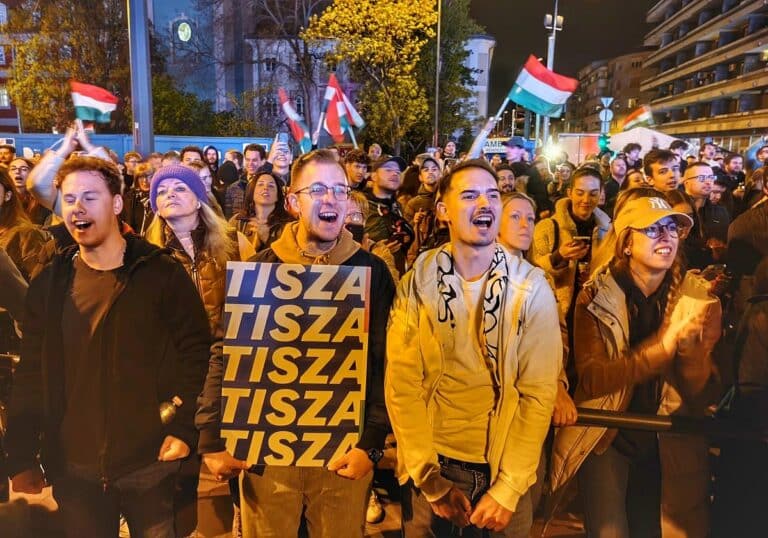 Tisza-Anhänger feiern