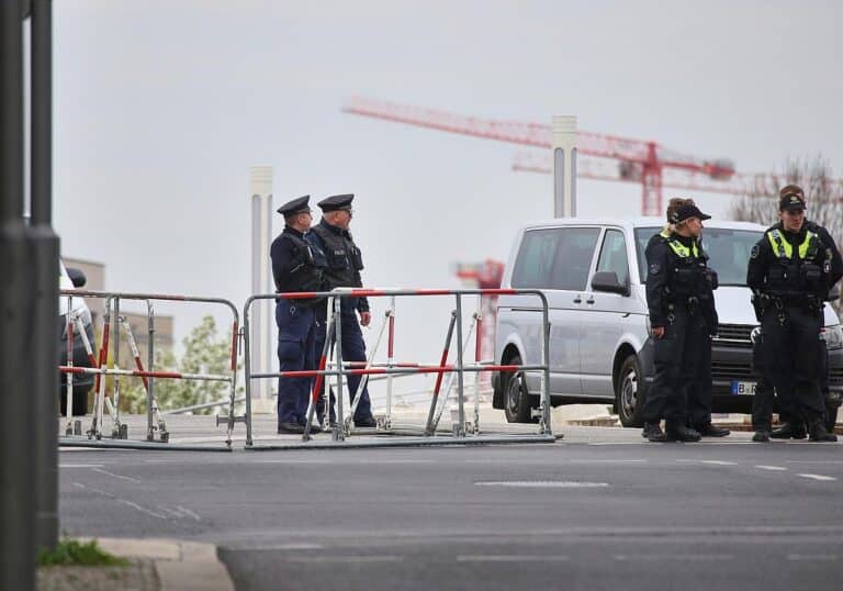 Polizeiabsperrung vor