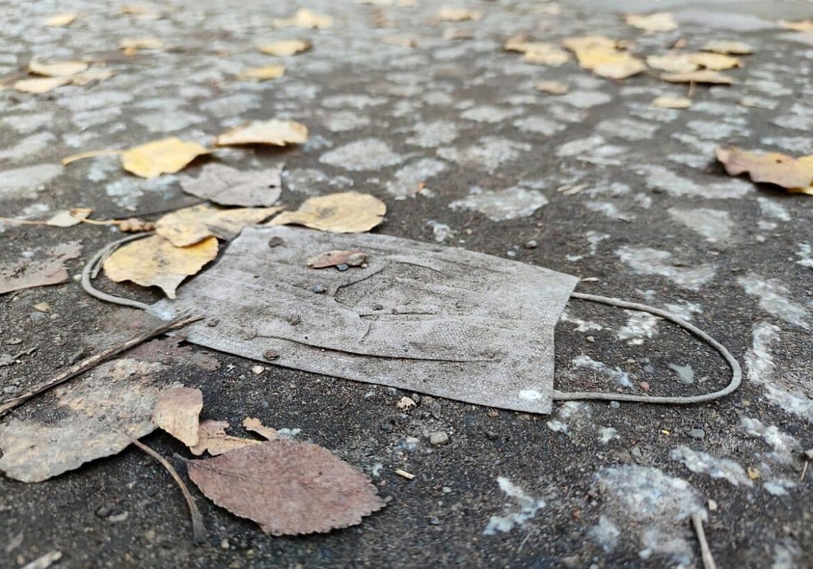 Weggeworfener Mund-Nasen-Schutz