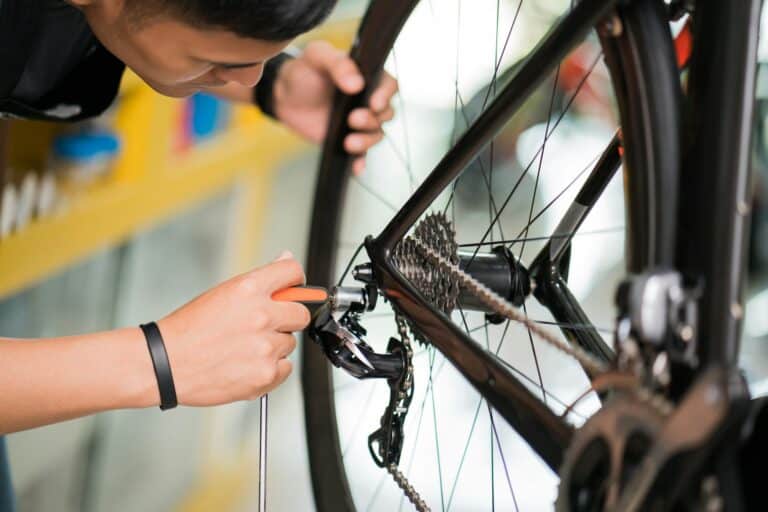 Fahrrad-Reparatur in Wüste