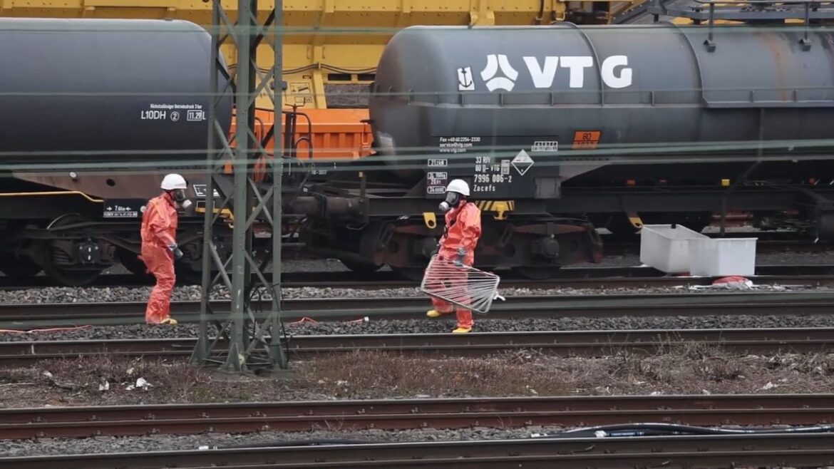 Schwefelsäure-Austritt stört Bahnverkehr in Herford