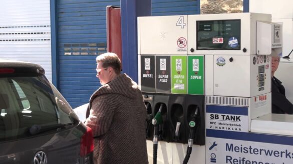 Ölpreise stürzen ab, Spritpreise sinken nur leicht