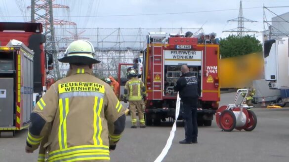 Gefahrstoffeinsatz in Weinheim: Feuerwehr sichert undichten Behälter