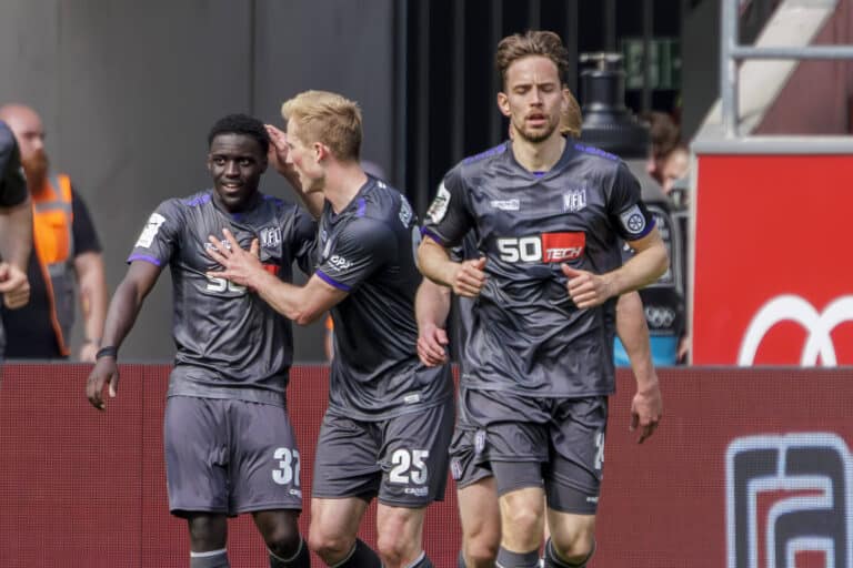 Jubel nach dem 1:0 durch Ismail Badjie (VfL Osnabrück, links).