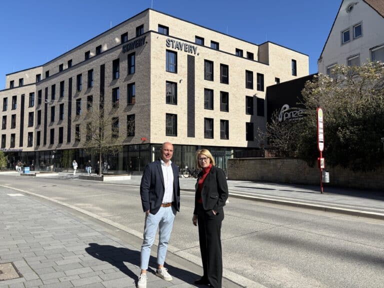 Verschafften sich gemeinsam einen Eindruck: Katharina Pötter, Oberbürgermeistern von Osnabrück und Michael Garstka, Geschäftsführer von LIST Develop Commercial. / Foto: LIST in Innenstadt