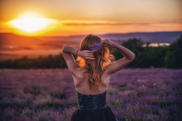 Frau im Sonnenuntergang