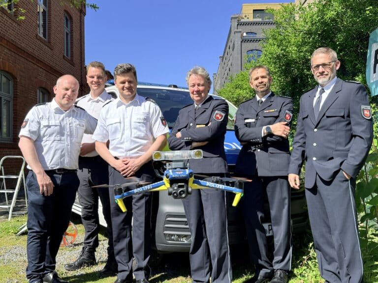 Das Team vom Zentralen Verkehrsdienst der Polizeiinspektion Osnabrück – mit Drohne