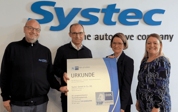 Freuen sich über die Auszeichnung (v.l.): Ausbildungsleiter André Unland, Standortleiter Andreas Ihme, Systec GmbH & Co. KG, IHK-Geschäftsbereichsleiterin Juliane Hünefeld-Linkermann und Carina Vinke, Inhaberin der arbeitslotse – Personalvermittlung/ Foto: Systec GmbH & Co. KG