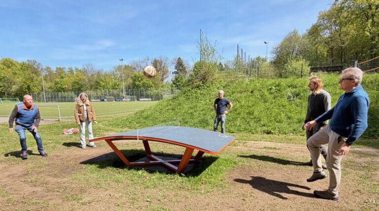 Detlef, Ulrike und Sarah Pante sponsorten die Teqball-Platte in Schledehausen. Gemeinsam mit Bürgermeister Guido Halfter, Jugendpfleger Nils Schwarz und Bauhofleiter Alexander Kursawe testete ein Teil der Familie sein Spielgeschick./Foto: Gemeinde Bissendorf in Landkreis Osnabrück (Region)