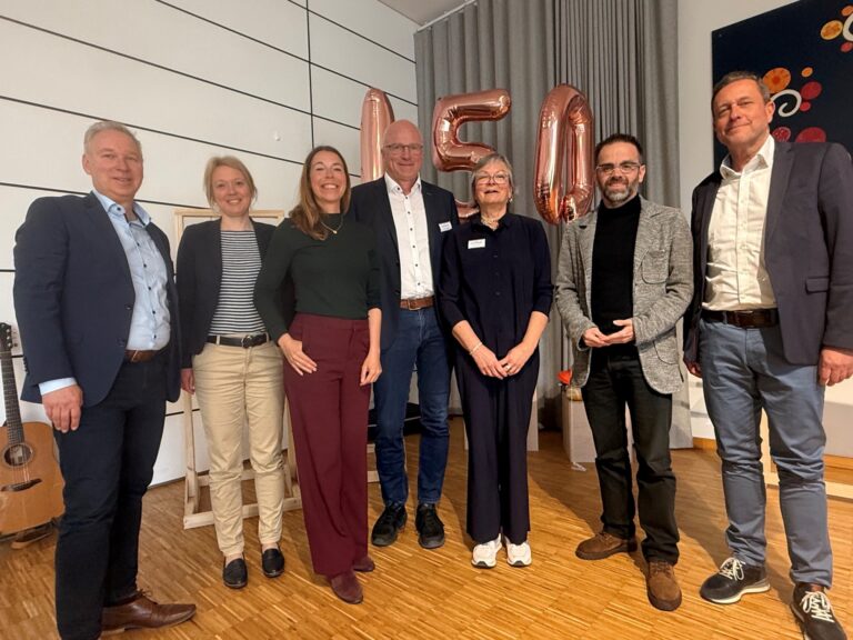 Bestens gelaunt während der 150-Jahr-Feier der Grönenbergschule: (von links) Andreas Dreier, Mareike Mons, Malina Kruse-Wiegand, Andreas Wegesin, Christiane Bender, Uwe Plaß und Frank Andreas./Foto: Stadt Melle