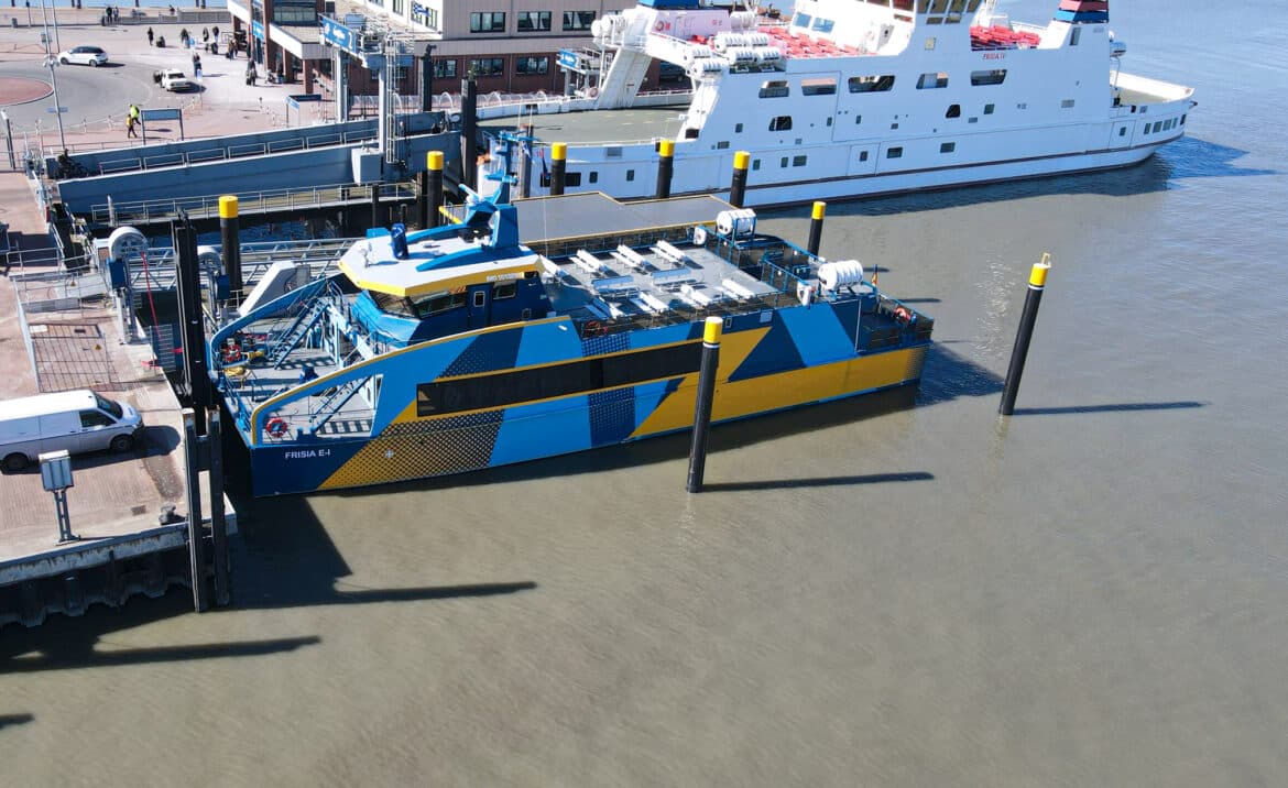 Wenn die Fähre im Hafen anlegt speisen neben der PV-Anlage der Reederei auch die Fahrzeugbatterien der E-Autos auf dem Parkplatz Strom in ihr Ladesystem ein/ Foto: Reederei Norden-Frisia