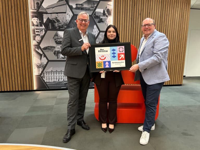 Freuen sich auf den anstehenden Spendenmarathon (von links): André Schüller (Vorstandsvorsitzender der Jubiläumsstiftung), Emily Varadjan (Sparkasse Osnabrück – Spenden und Sponsoring) und Michael Bley (Sparkasse Osnabrück – Stiftungen)./Foto: Sparkasse Osnabrück/S. Höweler. in Osnabrück (Gesamtstadt)