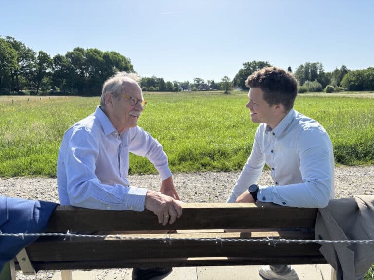 Die neue Ruhebank „An der Bringenburg“ lädt zum Verweilen ein: Wolfgang Israel von der Bürgerstiftung Lotte und Bürgermeister Philip Middelberg testeten die Bank bei der offiziellen Einweihung direkt selbst./Foto: Nina Jostmeier