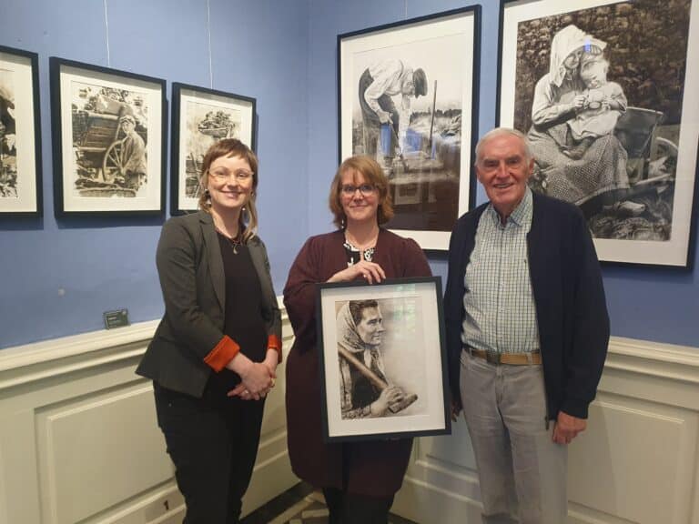 Museumsleitung Claudia Stuckenberg, Künstlerin Sandra Maas und der Vorsitzende des Kreisheimatbundes Bersenbrück Franz Buitmann (von links) präsentieren die Ausstellung „Von Torfstaub gezeichnet“ im Blauen Salon im Museum im Kloster./Foto: Landkreis Osnabrück