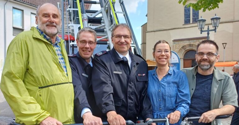 Hoch hinaus ging es nach der offiziellen Fahrzeugübergabe. Im Korb der Drehleiter: (von links) der Vorsitzende des Ausschusses für Feuerwehr und Ordnung, Alfred Reehuis, der stellvertretende Stadtbrandmeister Dirk Niederwestberg, Ortsbrandmeister Gerrit Kruse, die stellvertretende Bürgermeisterin Malina Kruse-Wiegand und Ortsbürgermeister Uwe Plaß./Foto: Stadt Melle