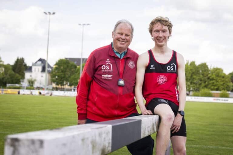 Matthias Apel mit Trainer Anton Siemer. / Foto: LG Osnabrück, Swaantje Hehmann in Osnabrück (Gesamtstadt)