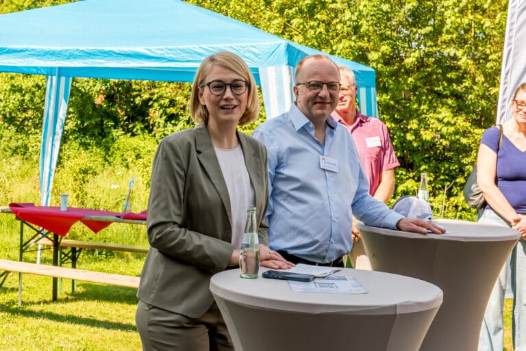 Oberbürgermeisterin Katharina Pötter und Martin Wahrmann-Illmer von der „Evershelden" Elterninitiative/ Foto:Evershelden / Nicky Seidenglanz in Eversburg