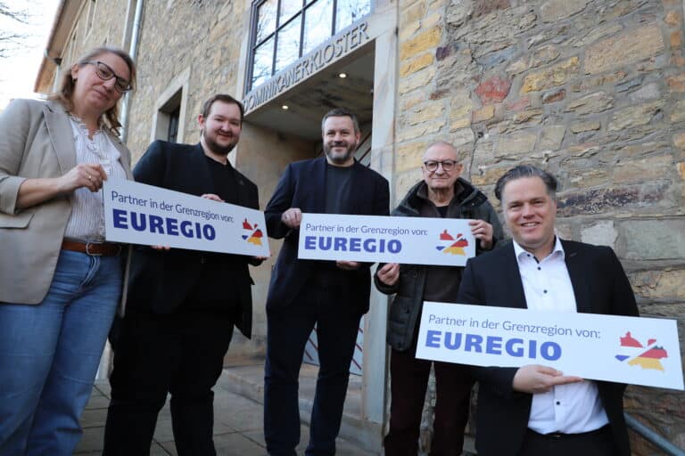 Sie präsentieren das neue EUREGIO-Schild (von links): Magdalena Knappik (Leitung Sachgebiet Stadt- und Regionalentwicklung), Lukas Ölmann (EUREGIO-Gremiumsmitglied), Hendrik Kettler (Koordinierungsstelle Regionale Kooperationen), Heiko Schlatermund (EUREGIO-Gremiumsmitglied) und Stadtbaurat Thimo Weitemeier. Es fehlt EUREGIO-Gremiumsmitglied Volker Witte./ Foto: Constantin Binder in Osnabrück (Gesamtstadt)