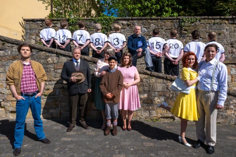 In voller „Mannschaftsstärke“ auf dem Pressebild: Die Darstellerinnen und Darsteller von „Das Wunder von Bern“. Ab dem 26. Juni wird das Abendstück zu sehen sein./Foto: Foto-Team Waldbühne Kloster Oesede in Landkreis Osnabrück (Region)