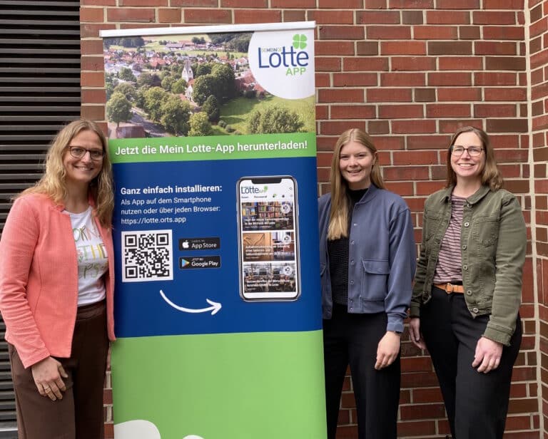 Das App-Team der Gemeindeverwaltung freut sich über die positive Entwicklung der Plattform und hofft weiterhin auf viele Beiträge aus der Bürgerschaft: (v.l.n.r.) Nina Jostmeier, Marie Fier, Ulrike Heeger. Es fehlt Bernd Wübbenhorst./Foto: Pia Albers in Lotte