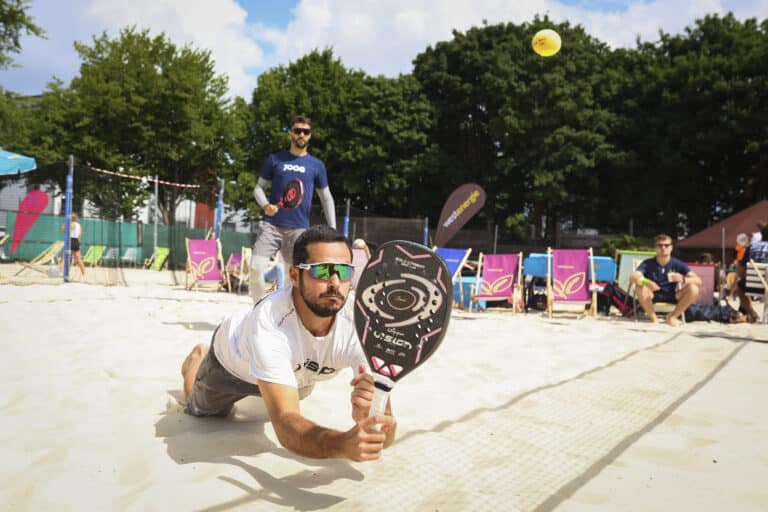 Beim Beach Tennis Turnier ist voller Körpereinsatz gefragt./Fotos: Swaantje Hehmann in Wüste