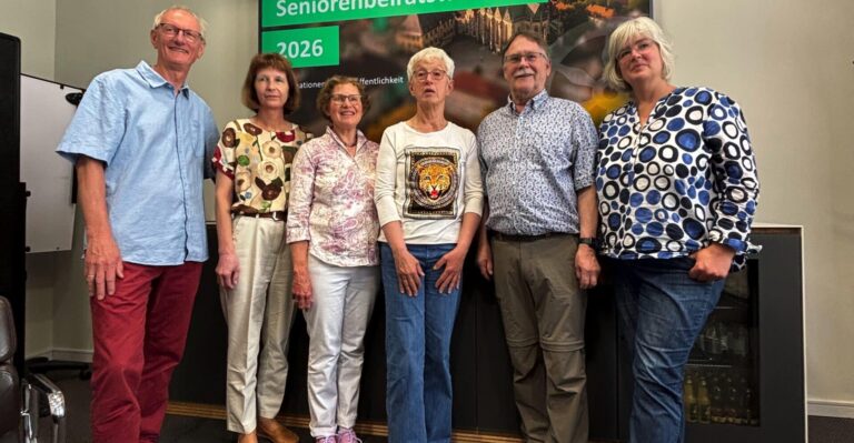 Engagiert für die Belange von Seniorinnen und Senioren sind die aktuellen Seniorenbeiratsmitglieder (v.l.) Bernd Glüsenkamp, Elisabeth Fritsch, Gisela Löhberg, Monika Pöttering und Paul Meimberg sowie Birgit Hehmann-Linnemeyer, die die Seniorenbeiratswahl im Sachgebiet Bürgerbeteiligung, Freiwilligenengagement und Senioren betreut./ Foto: Stadt Osnabrück, Simon Vonstein in Osnabrück (Gesamtstadt)