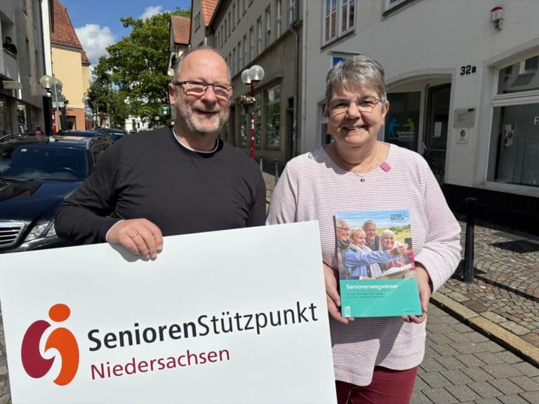 Den neuen Seniorenwegweiser präsentieren Ulrich Freisel, Leiter des Sachgebiets Bürgerbeteiligung, Freiwilligenengagement und Senioren, und Edith Janik, vom Seniorenstützpunkt./ Foto: Stadt Osnabrück, Simon Vonstein in Osnabrück (Gesamtstadt)