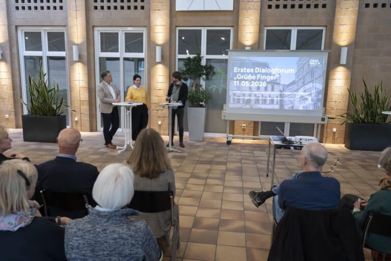 Stadtbaurat Thimo Weitemeier (links) und Brigitte Strathmann, Leiterin des Fachbereichs Klima, Natur und Umwelt, führten - moderiert von Journalist Sören Hage - in das erste Dialogforum Grüne Finger ein./Foto: Hermann Pentermann in Osnabrück (Gesamtstadt)