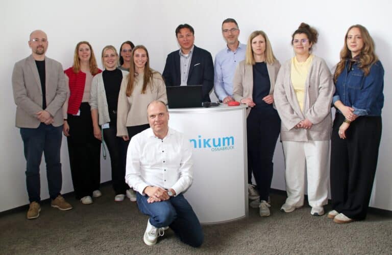 An der Akademie des Klinikums Osnabrück startet „Die flexible Pflegeausbildung“: Vertreter von Geschäftsführung, Pflegedirektion, Akademie, Betriebsrat, Agentur „Frei ist frei“ freuten sich über das neue Modell für Teilzeitausbildungen im Pflegeberuf./ Foto: Jens Lintel in Westerberg