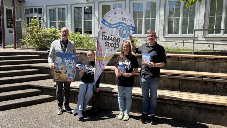Sie tragen zu einem Programm mit rund 650 Veranstaltungen bei: (v.l.) Erster Stadtrat Wolfgang Beckermann, Jana Moosmann vom Ferienspaß-Büro, die Ferienspaß-Koordinatorin Frauke Hermany und Marco Brockmann, Leiter des Fachdienstes Jugend./ Foto: Stadt Osnabrück, Simon Vonstein in Osnabrück (Gesamtstadt)