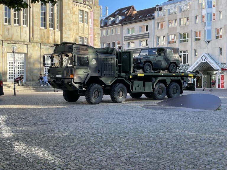Bundeswehr vor dem Theater Osnabrück. / Foto: Dominik Lapp in Innenstadt