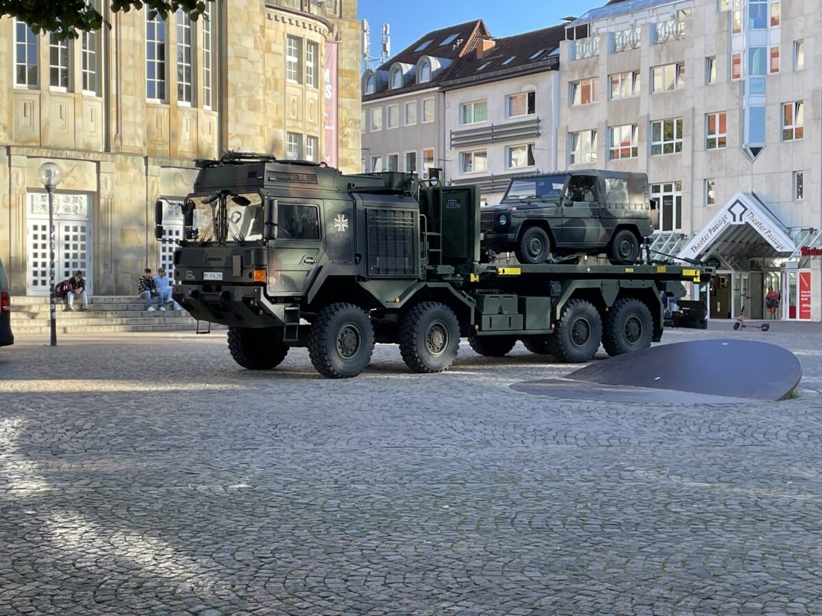 Bundeswehr vor dem Theater Osnabrück. / Foto: Dominik Lapp