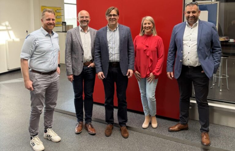 WIGOS zu Besuch (v.l.): André Schulenberg, WIGOS-UnternehmensService, und WIGOS-Geschäftsführer Peter Vahrenkamp informierten sich bei Rasmus Brandhorst, Geschäftsführer cool it, und Stefanie Kunisch, Unternehmenskommunikation und HR cool it, und Alexander Rolf, Technische Leitung, über die Entwicklung des Unternehmens./Foto: WIGOS in Melle
